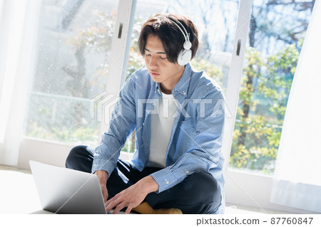 聽音樂的年輕人 87760847