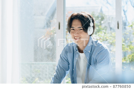 聽音樂的年輕人 87760850