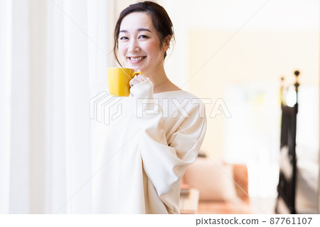 站在窗邊的女人 87761107