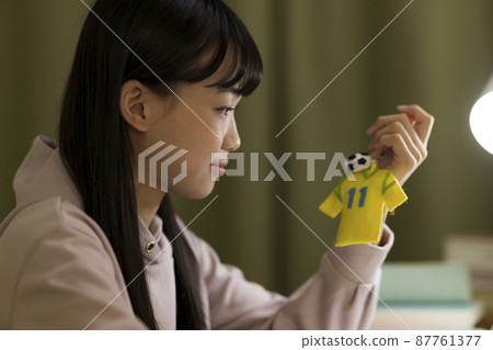 盯著俱樂部製服帶的女孩 87761377