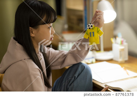 盯著俱樂部製服帶的女孩 盯著俱樂部製服帶的女孩 87761378