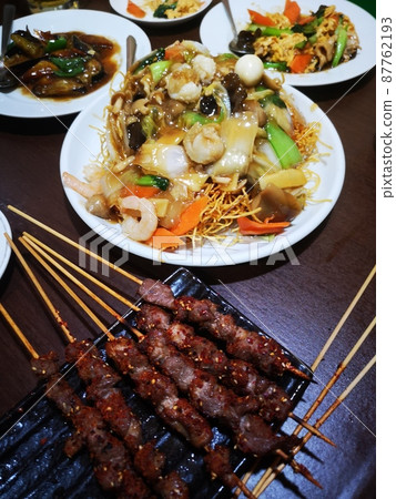 Lamb skewers and fried noodles 87762193