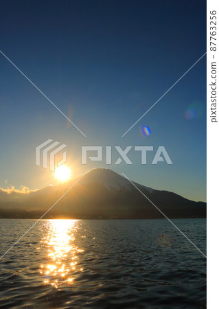 夕陽染紅的山中湖村富士山的輪廓和湖泊 夕陽染紅的山中湖村富士山的輪廓和湖泊 87763256