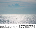 春風過後的波光粼粼的大海 87763774