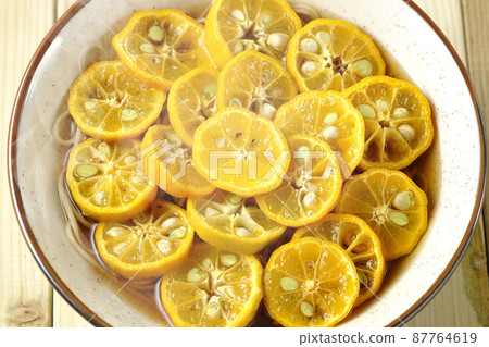 熱的sudachi蕎麥麵的鳥瞰圖和很多sudachi切片 87764619