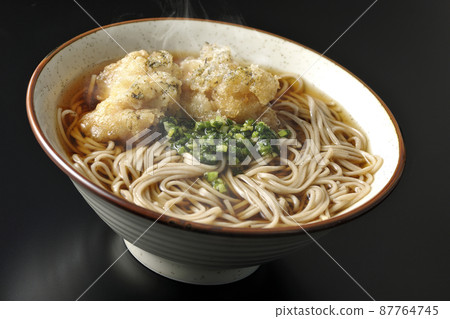 黑色背景中的熱海藻鹽漬蕎麥麵 87764745