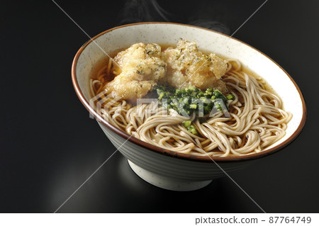 黑色背景中的熱海藻鹽漬蕎麥麵 87764749