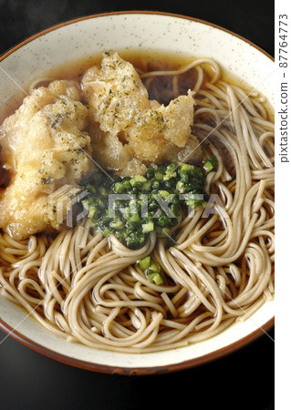黑色背景中的熱海藻鹽漬蕎麥麵鳥瞰圖 87764773