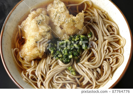 黑色背景中的熱海藻鹽漬蕎麥麵鳥瞰圖 黑色背景中的熱海藻鹽漬蕎麥麵鳥瞰圖 87764776