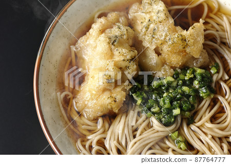 黑色背景中的熱海藻鹽漬蕎麥麵鳥瞰圖 黑色背景中的熱海藻鹽漬蕎麥麵鳥瞰圖 87764777