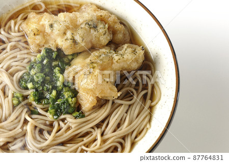 白色背景中的熱海藻鹽漬蕎麥麵鳥瞰圖 87764831