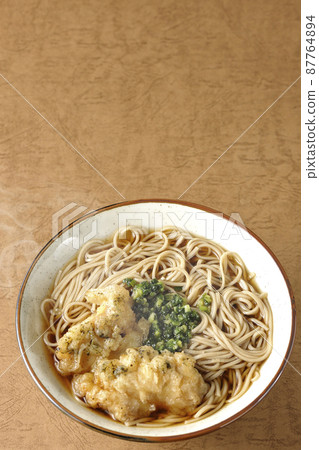鳥瞰熱騰騰的紫菜咸蕎麥麵 87764894