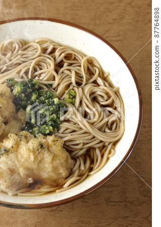 鳥瞰熱騰騰的紫菜咸蕎麥麵 87764898