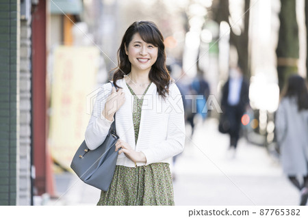 阿拉菲夫女人微笑著看著相機 阿拉菲夫女人微笑著看著相機 87765382