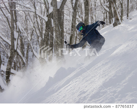 Snowboarder at Hakuba Cortina Ski Resort in Otari Village, Kita Azumino County, Nagano Prefecture 87765837