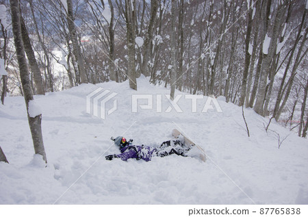 Snowboarder at Hakuba Cortina Ski Resort in Otari Village, Kita Azumino County, Nagano Prefecture 87765838