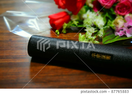 文憑持有者和花束 87765883