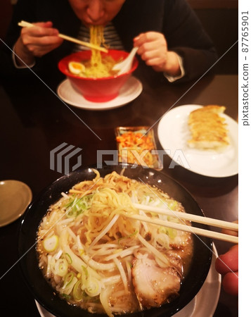 一個女人在吃麵條 一個女人在吃麵條 87765901