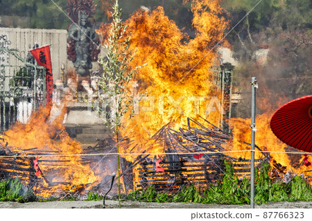 Tokyo Takaoyama Yakuouin Firewalking Festival 87766323