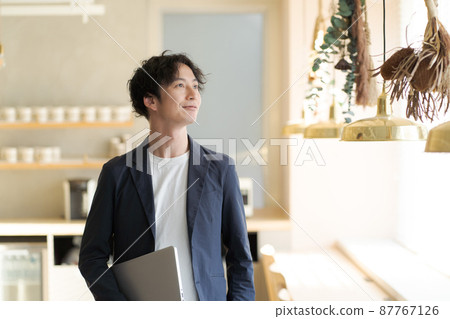 Businessman, male in his thirties 87767126