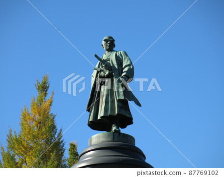 Masujiro Omura statue of Yasukuni Shrine colored with yellow leaves of ginkgo Masujiro Omura statue of Yasukuni Shrine colored with yellow leaves of ginkgo 87769102