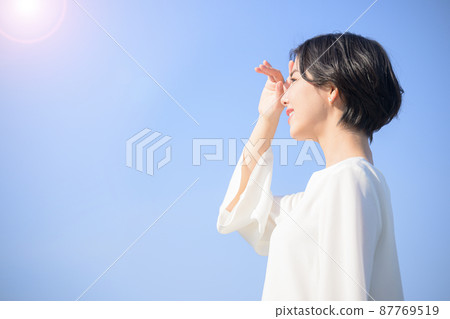 A woman dazzling the sun A woman dazzling the sun 87769519