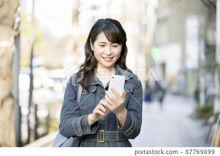 Arafif woman with a smartphone 87769899