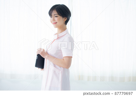 A lady in white 87770697