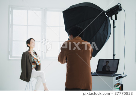 Photographer shooting 87770838