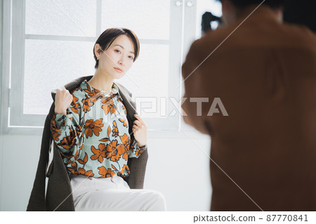 Photographer shooting 87770841