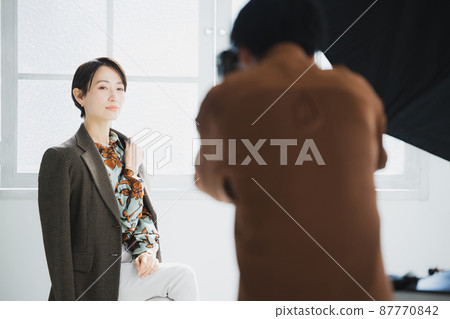 Photographer shooting 87770842