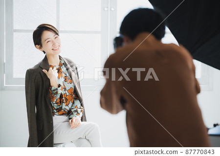 Photographer shooting 87770843