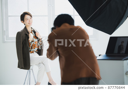 Photographer shooting 87770844