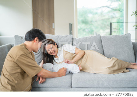 照顧嬰兒的男人和女人 87770882