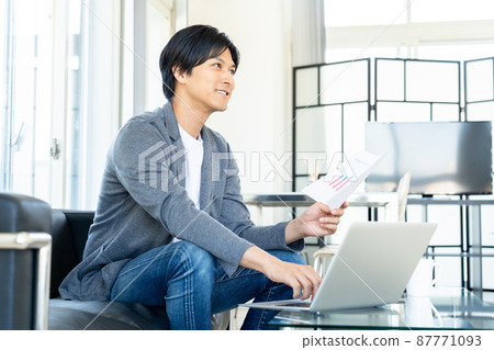 Telework Male PC Lifestyle Casual 87771093