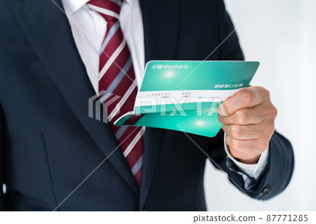 一個擔心看他的存摺的商人 87771285