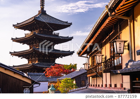 《京都府》夕陽下的清水寺，八坂塔的接近 87772159