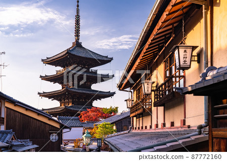 《Kyoto Prefecture》 The approach to Kiyomizu-dera, the tower of Yasaka at sunset 《Kyoto Prefecture》 The approach to Kiyomizu-dera, the tower of Yasaka at sunset 87772160