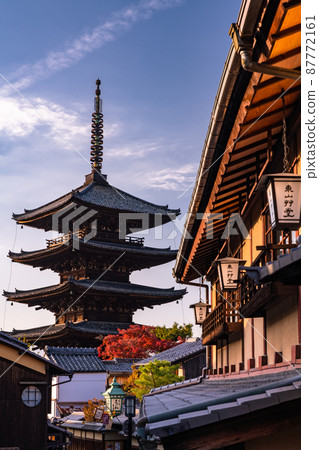 《Kyoto Prefecture》 The approach to Kiyomizu-dera, the tower of Yasaka at sunset 《Kyoto Prefecture》 The approach to Kiyomizu-dera, the tower of Yasaka at sunset 87772161