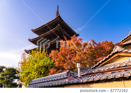 《京都府》夕陽下的清水寺,八坂塔的接近 《京都府》夕陽下的清水寺,八坂塔的接近 87772162
