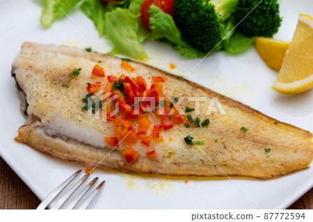 什錦鰈魚和沙拉 87772594
