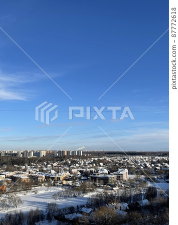 Window view of the sky 87772618