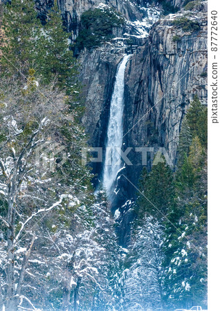Yosemite falls in winter Yosemite falls in winter 87772640