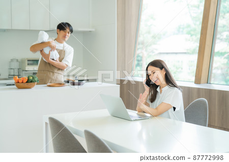 一個對職業女性生氣的男人(智能手機) 一個對職業女性生氣的男人(智能手機) 87772998
