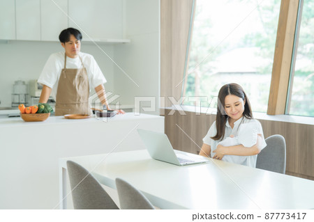 Women who work after childbirth and men who do housework Women who work after childbirth and men who do housework 87773417