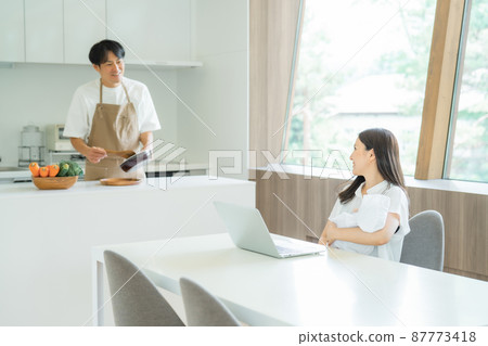 Women who work after childbirth and men who do housework Women who work after childbirth and men who do housework 87773418