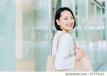 Business woman 87774317
