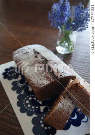 Gateau chocolate and arabia 87774381