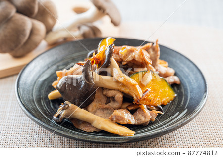 炒蘑菇、豬肉和南瓜 87774812
