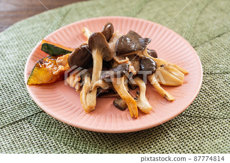 Stir-fried mushrooms, pork and pumpkin Stir-fried mushrooms, pork and pumpkin 87774814
